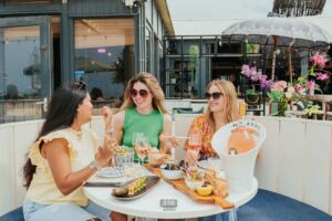 Vrouwen die eten bij Habana-beach