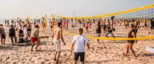 beachvolleybal op het strand spelen! bedrijfsuitje grote groep