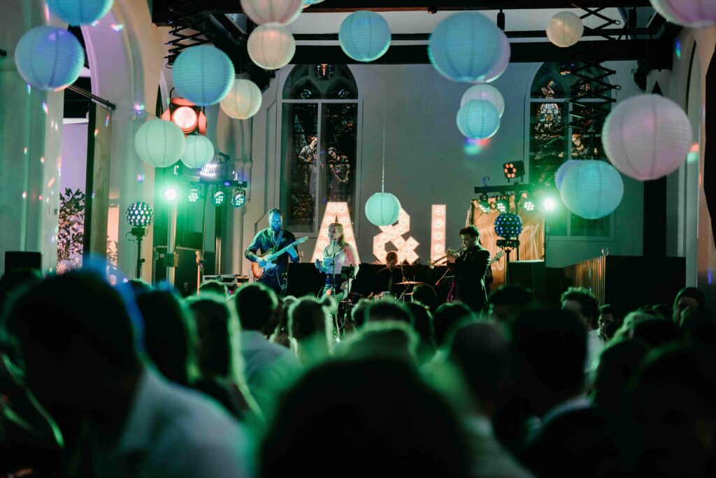 Lampionnen en DJ op het podium foyer Leeuwenbergh