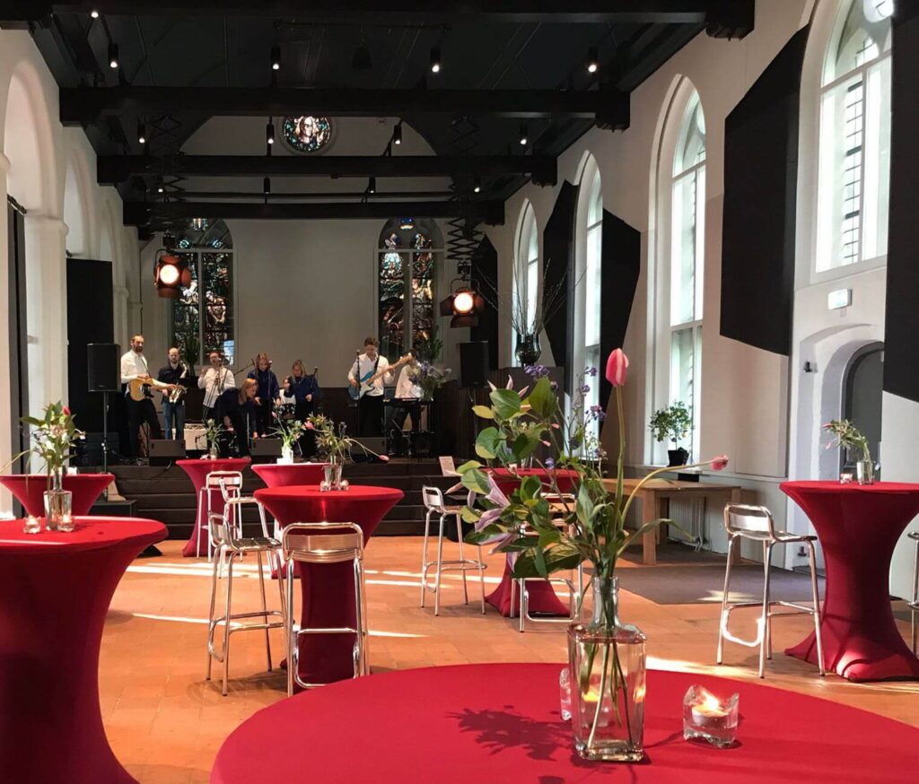 Foyer bruiloft met band op podium