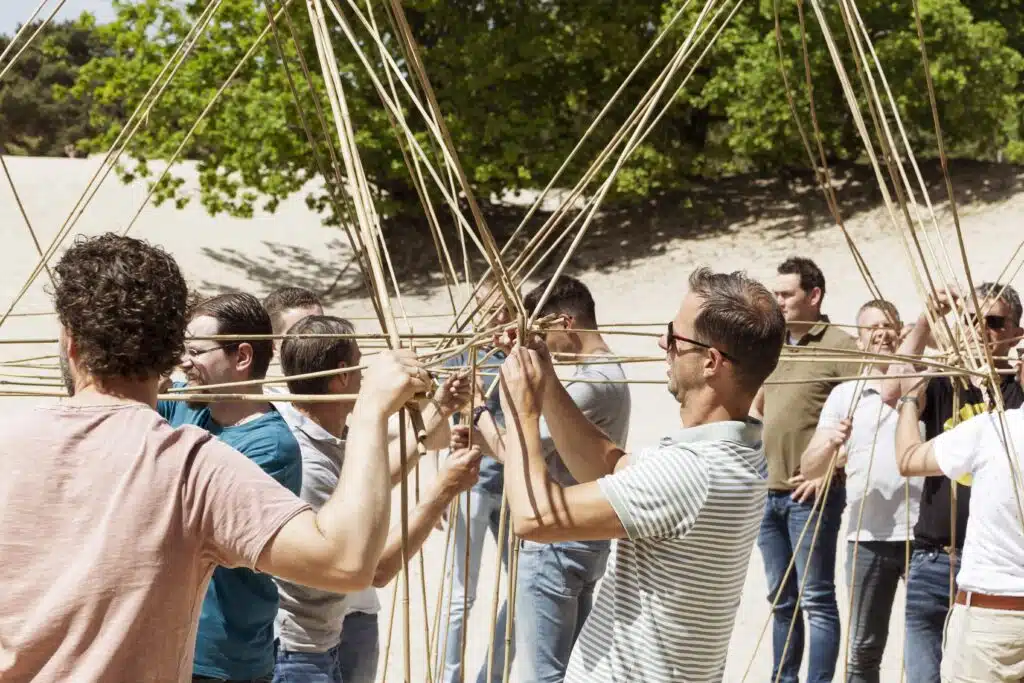 bamboe toren maken samen tijdens je bedrijfsuitje