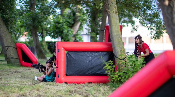 lasergamen kids in een bos