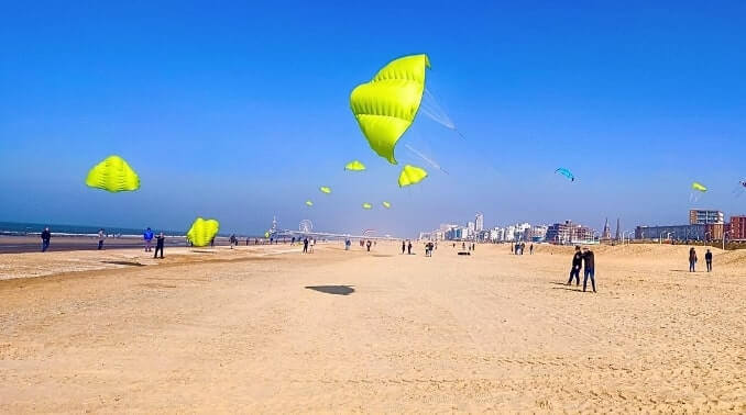 powerkiten op het strand van Scheveningen Maar ook mogelijk voor powerkiten Hoek van Holland