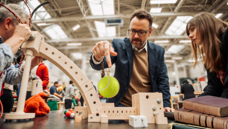 Tijdens deze teambuildingactiviteit bouwen deelnemers samen een indrukwekkende kettingreactie van gerecyclede materialen.