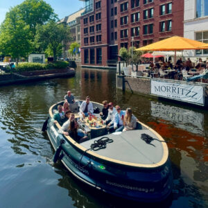 Groepsuitje Den Haag op de borrelboot – ontspannen boottocht met hapjes en drankjes door de grachten..
