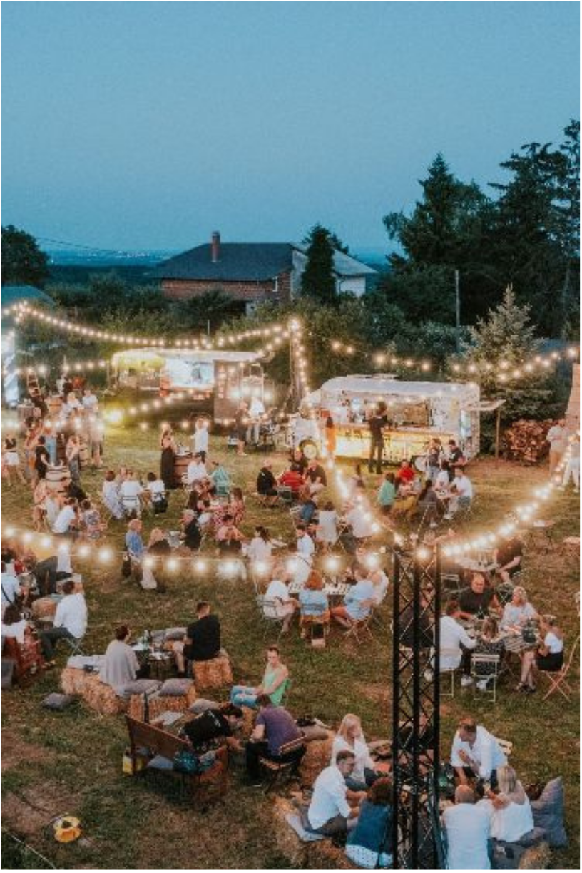Met lampionnen, akoestische muziek en relaxzones krijgt je bedrijfsfestival in het park of op een grasveld een warme, ontspannen festivalsfeer.