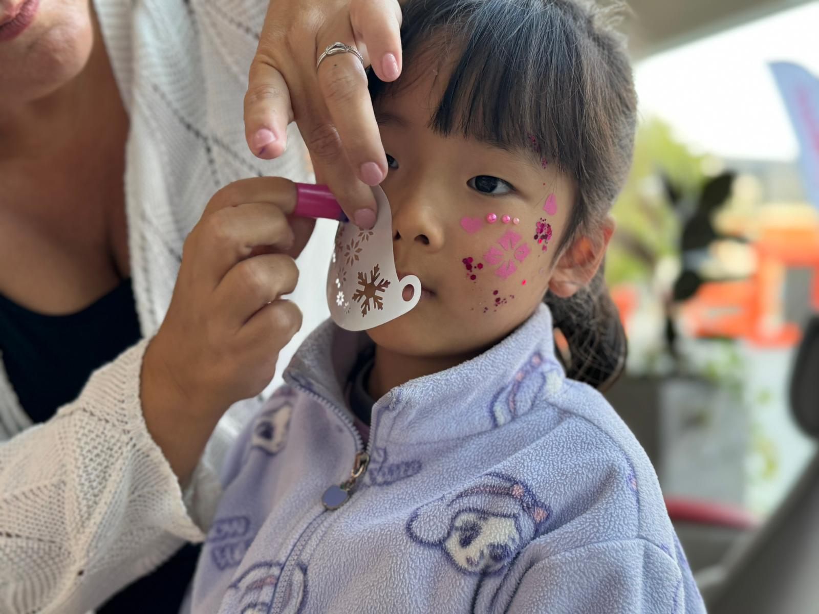 Tijdens het unicorn & regenboogfeestje duiken kinderen in een fantasiewereld van glitters, regenboogschatten en betoverende activiteiten.
