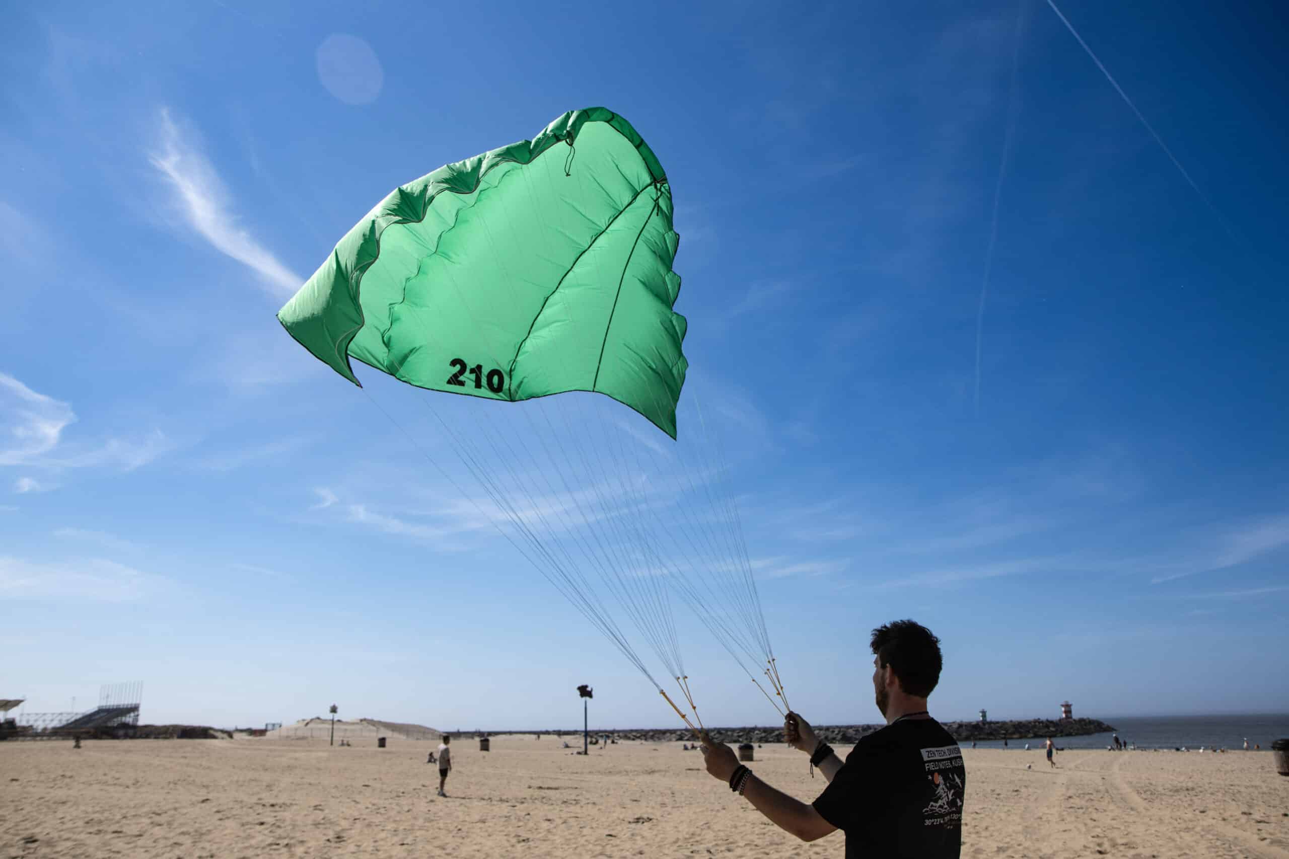 Beleef een uniek moment met vliegeren Scheveningen op het brede strand – ideaal voor groepen, bedrijfsuitjes of een gezellig dagje uit aan zee.