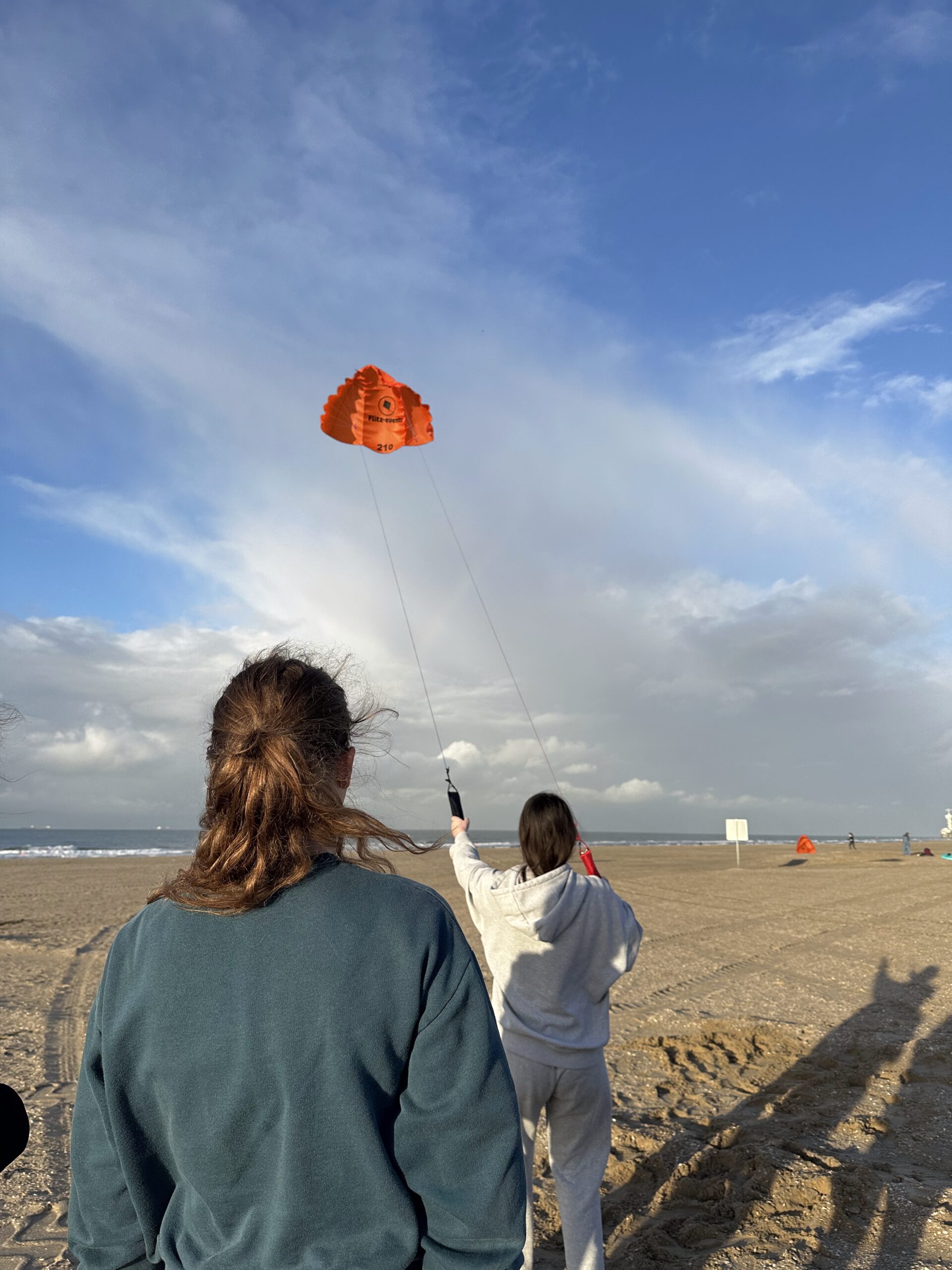 Vliegeren Scheveningen is de perfecte combinatie van ontspanning en actief buiten zijn. Laat je vlieger dansen in de zeewind met uitzicht op de iconische pier!