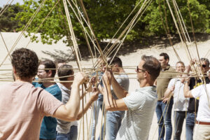 Groepsuitjes Den Haag – actieve teambuilding activiteit met een enthousiaste groep deelnemers