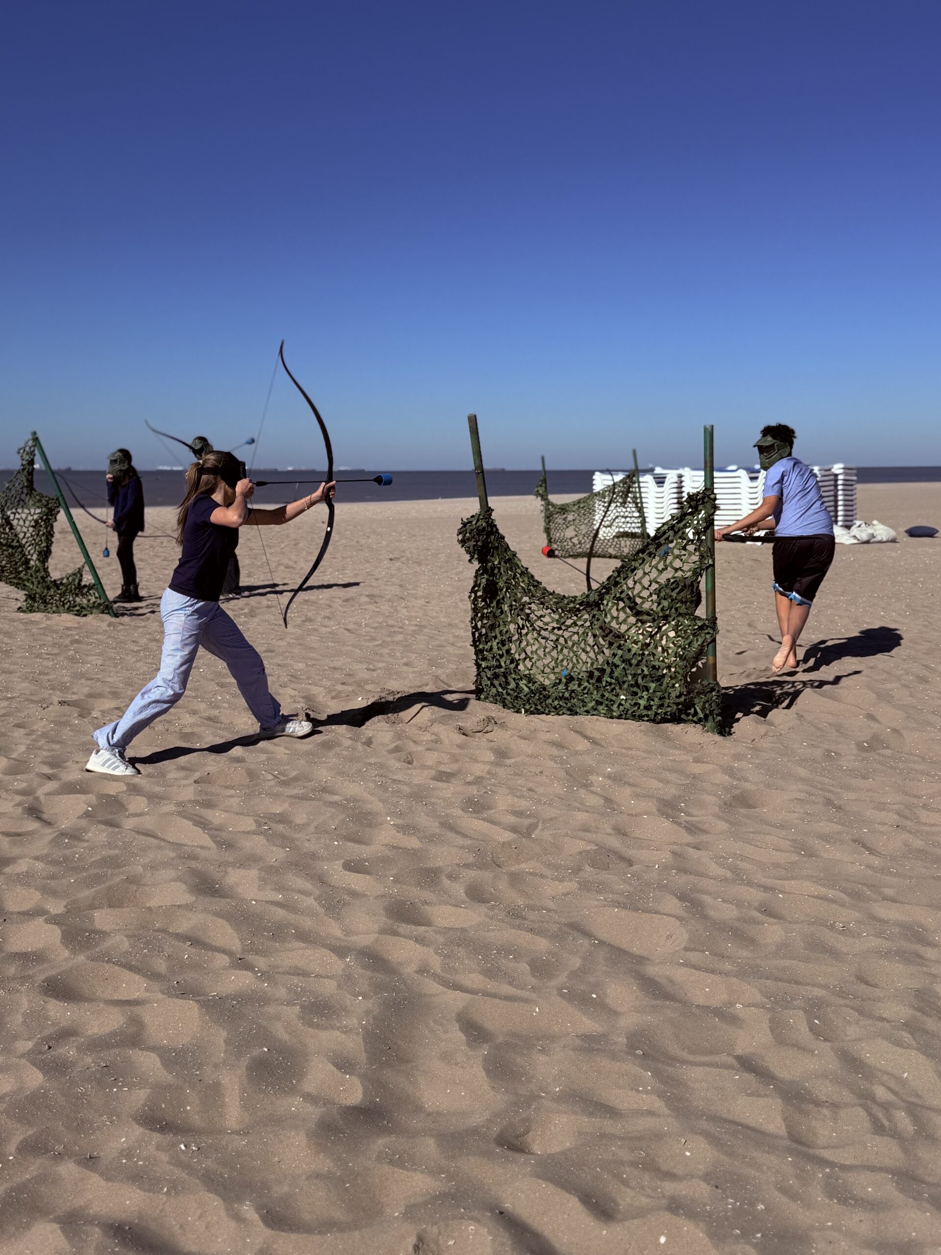 Spelers in duel met pijl en boog tijdens archery tag – actief en spannend, top 10 bedrijfsuitjes idee